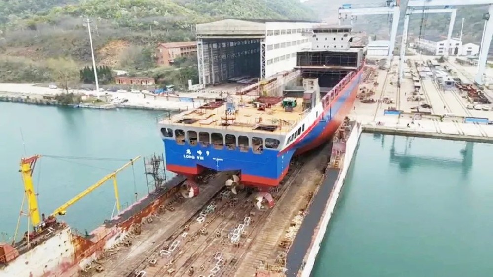 入级中国船级社的全球最大、国内首艘万吨级远洋通信海缆铺设船“龙吟9”号在江西九江下水